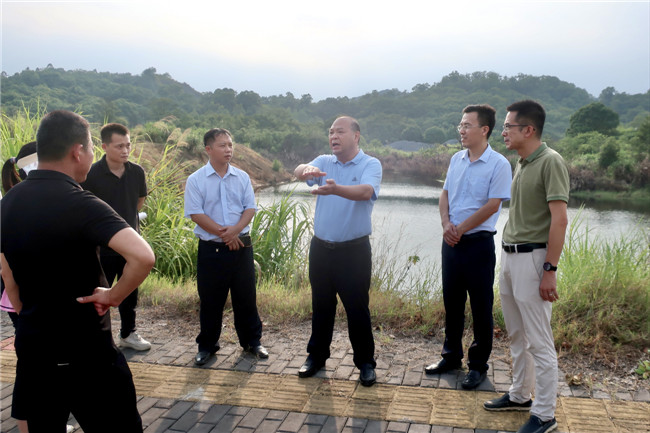 调研组一行实地察看华南装备园扩园涉及地块.jpg