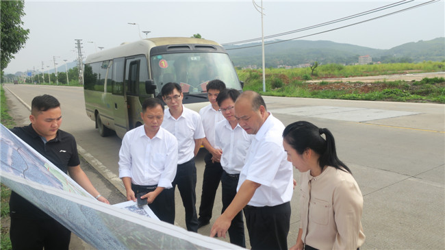 调研组察看园区涉及地块图纸。.JPG