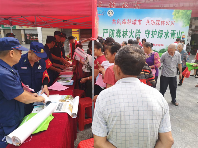在犁市镇新时代文化实践广场，工作人员向市民发放森林防火宣传资料.jpg