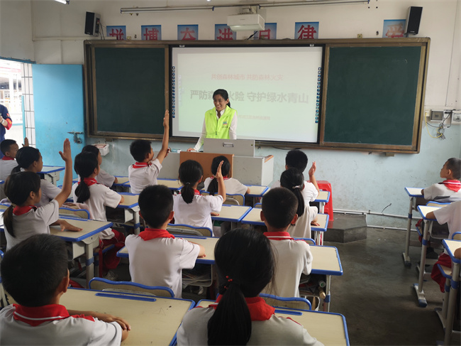 在犁市镇中心小学，工作人员向小学生宣讲森林防火知识.jpg