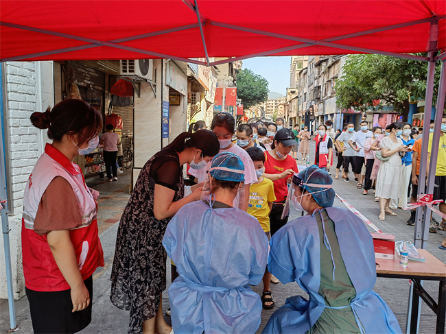 风采街组织居民有序开展核酸检测.jpg