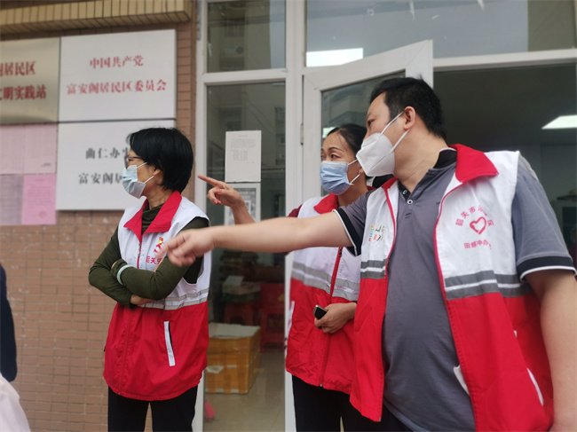 冼璨对接党员先锋分配志愿者工作.jpg