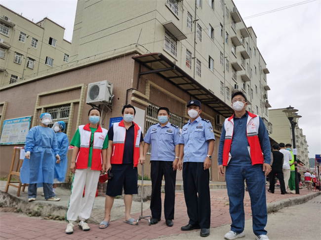 在田源仁富安阁核酸采样点拄着拐杖的冼璨.jpg