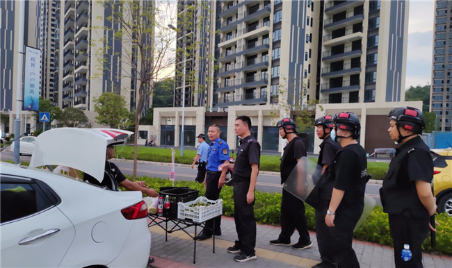 执法人员开展常态化巡查，禁止摊贩在非指定地点乱摆卖.png