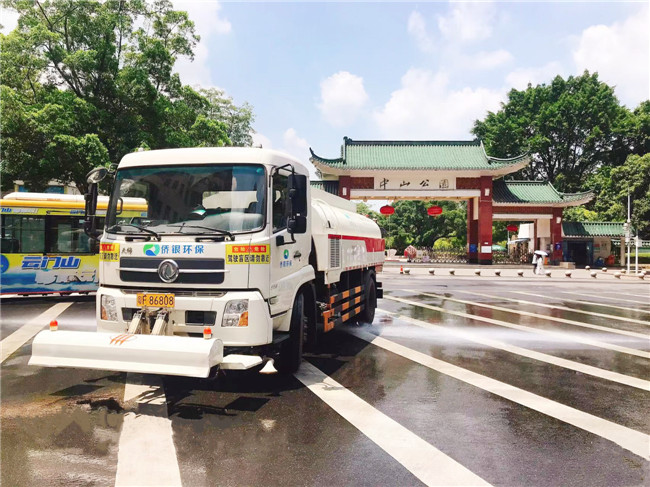 保洁车辆对城区道路进行洒水降尘作业.jpg