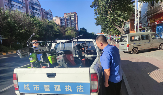 执法人员对辖区内的路段进行巡查，整治共享单车乱停乱放问题.png