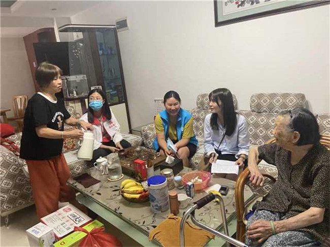 民政局工作人员与社工为居家老人送物资入户，并开展反诈宣传.jpg