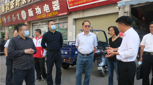 胡海运听取浈江区车站街创建全国文明城市工作汇报.JPG