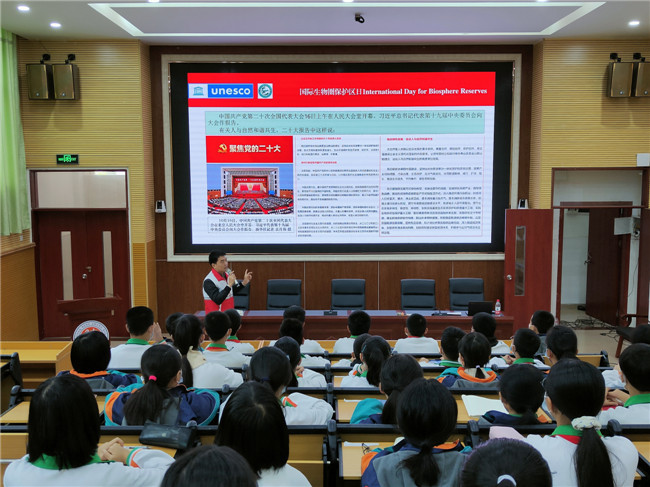 11月4日，浈江区东鹏中学“绿色发展，促进人与自然和谐共生”学习宣传贯彻党的二十大精神专题学习会简讯 (4).jpg