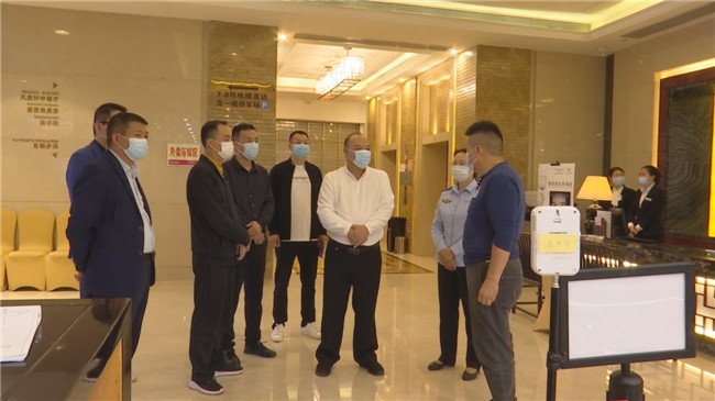 1120区委书记陈来安率队到华美达酒店督导疫情防控工作.jpg