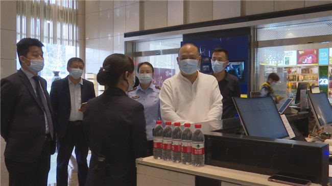 1120区委书记陈来安率队到希尔顿欢朋酒店督导疫情防控工作.jpg