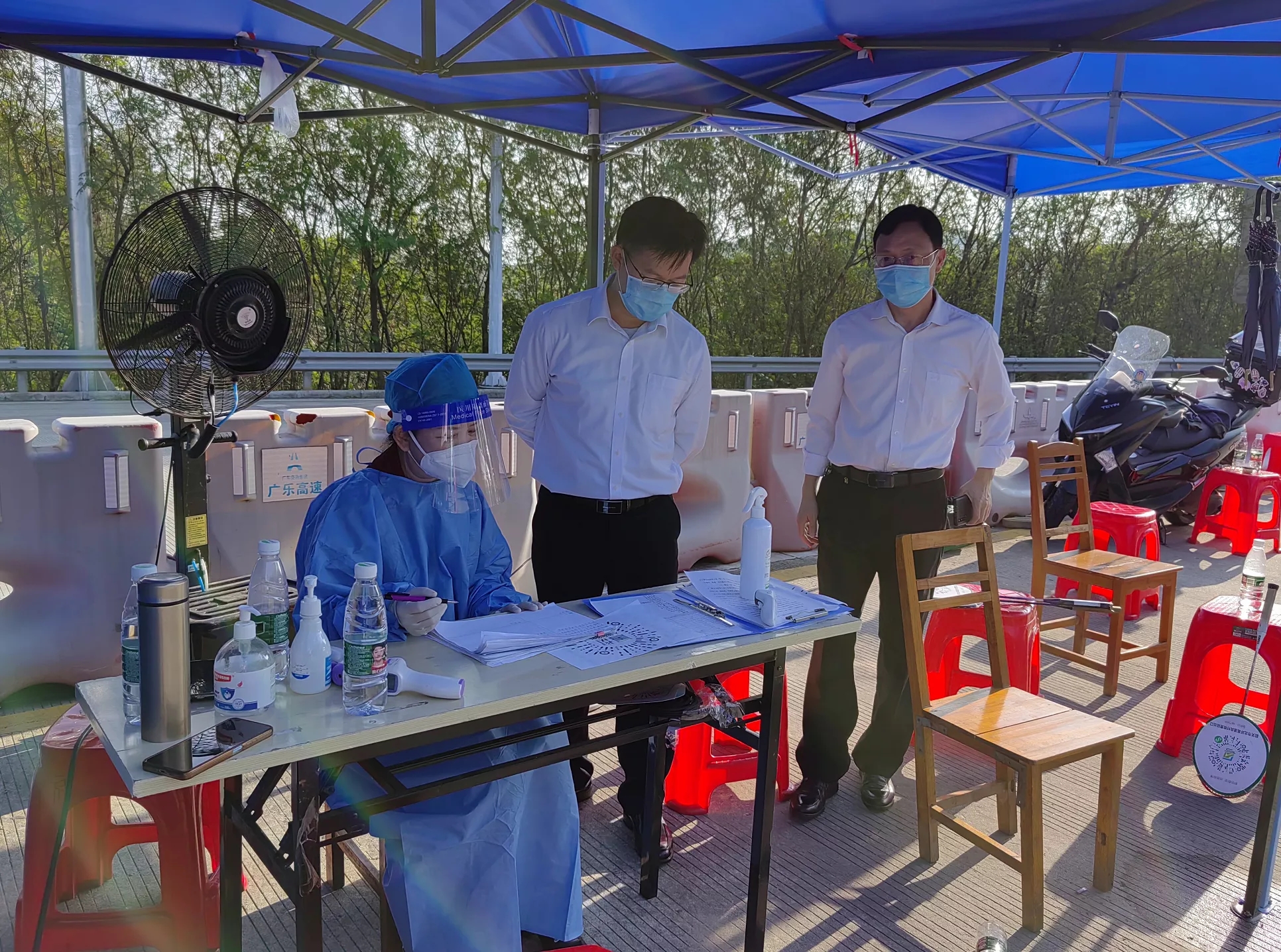 区委副书记、区长鲁锦锋到疫情防控集中隔离酒店、高速公路出口便民服务点督导检查疫情防控工作.png