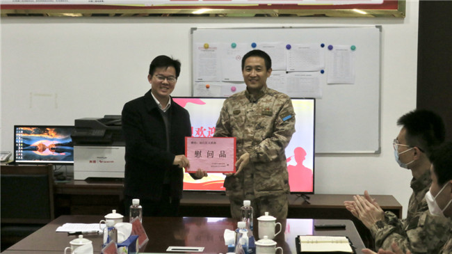 区委副书记、区长鲁锦锋向区人武部送上慰问品.jpg