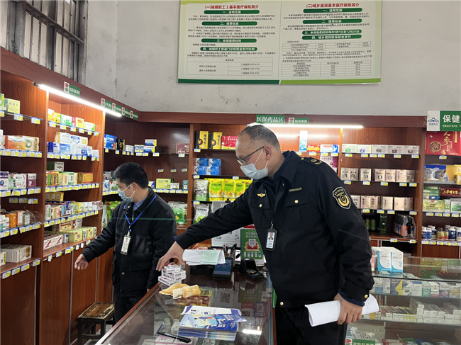 执法人员检查零售药店2.jpg