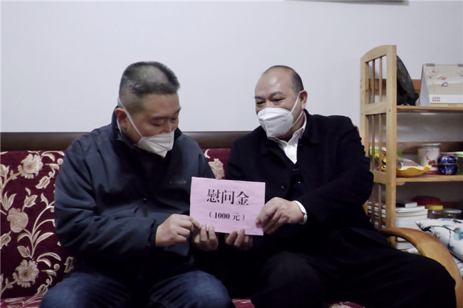 陈来安慰问抗疫医护代表苏文涛.jpg