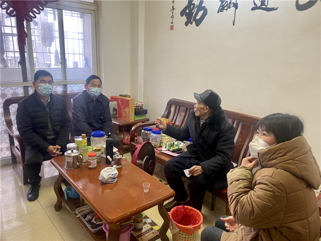 罗永东慰问困难党员杨志高.jpg