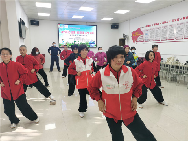 老师认真讲解每个动作要领.jpg