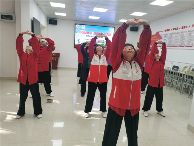 老师认真示范动作.jpg