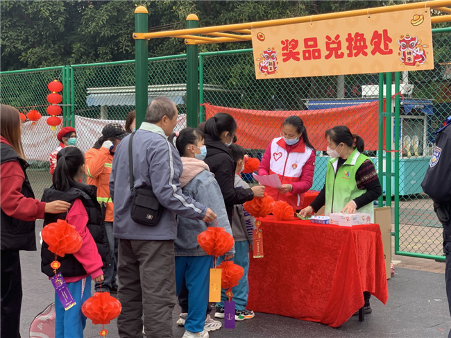 市民们正有序排队领取奖品。.jpg