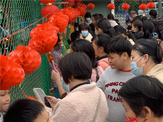 市民正喜气洋洋猜谜语.jpg