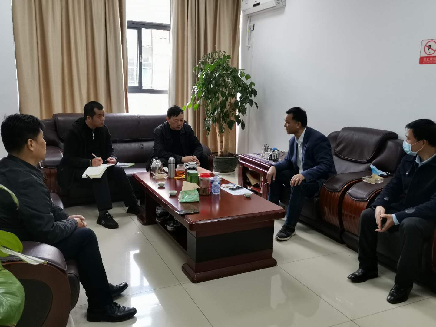 区长到政数局调研指导工作.jpg