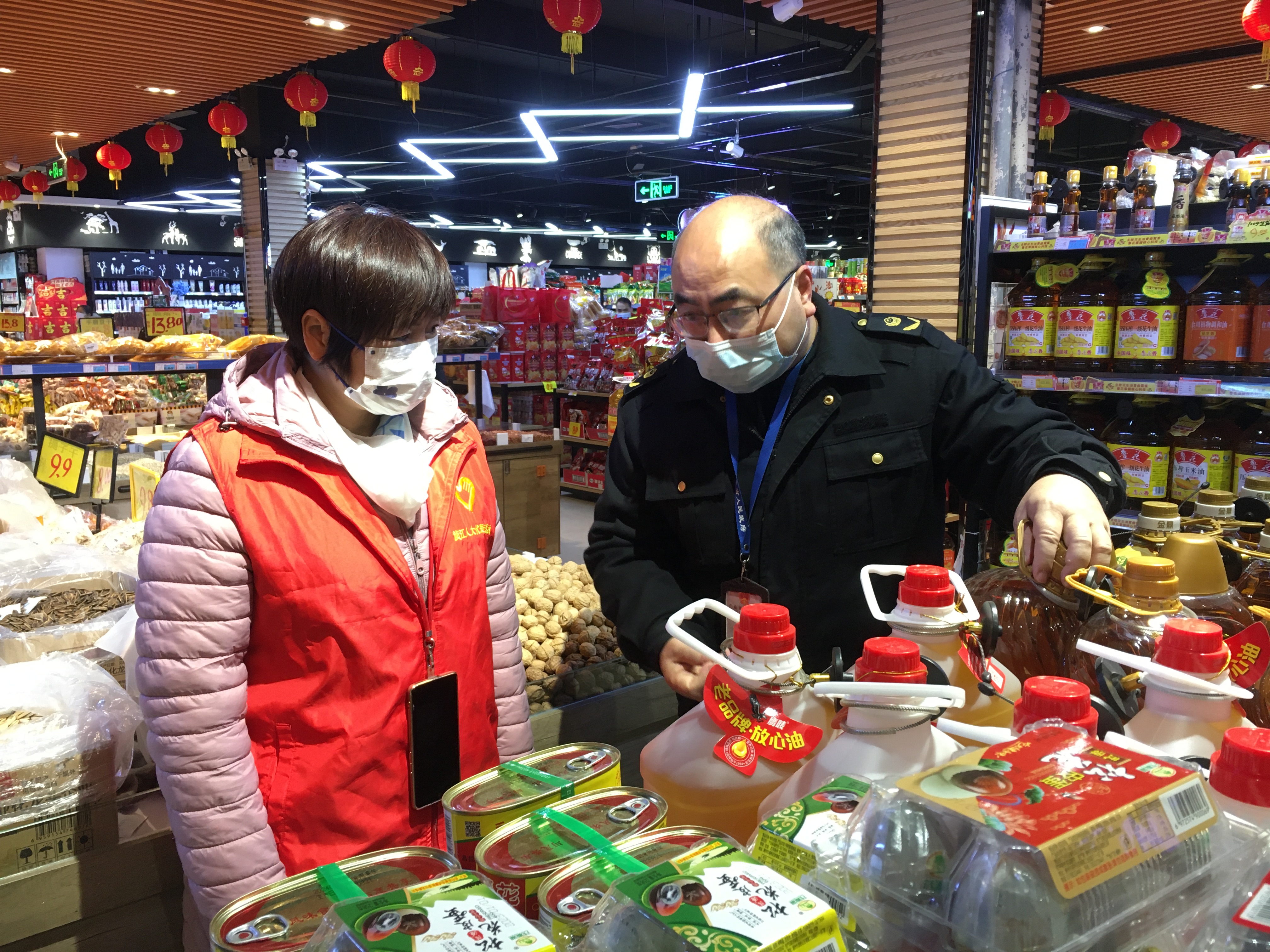 把好消防监督关 守好食品安全门 十里亭镇人大开展春节前联合检查.jpg