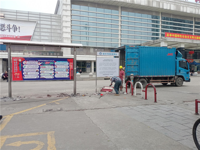 拆除韶关火车东站围栏。.jpg