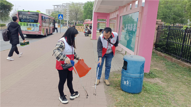 大学路社区公交站卫生保洁.jpg