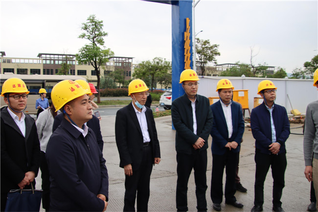 调研组在新韶镇东部商务中心（始兴商会）.jpg
