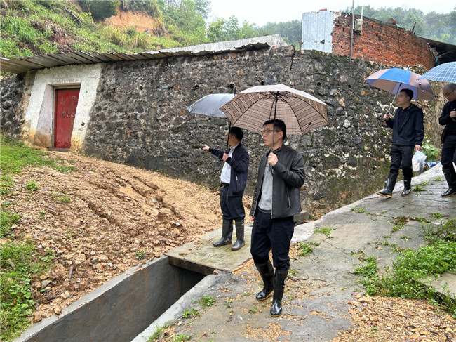 工作人员对在册地质灾害隐患点进行巡查。.jpg