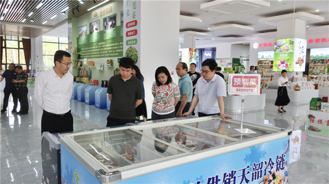 客商正察看浈江区预制菜产品展示。.jpg