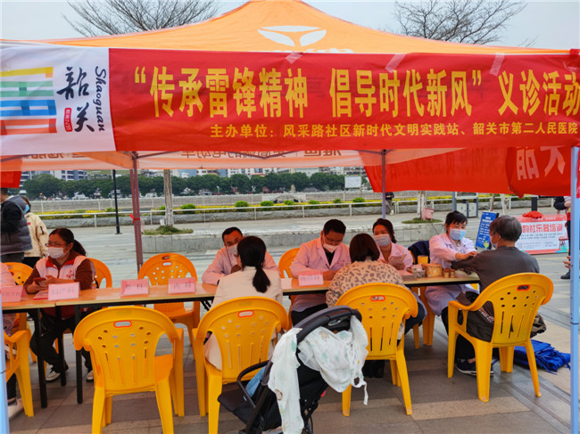 风采路社区、市第二人民医院在百年东街婚庆广场开展学雷锋义诊共建活动.jpg