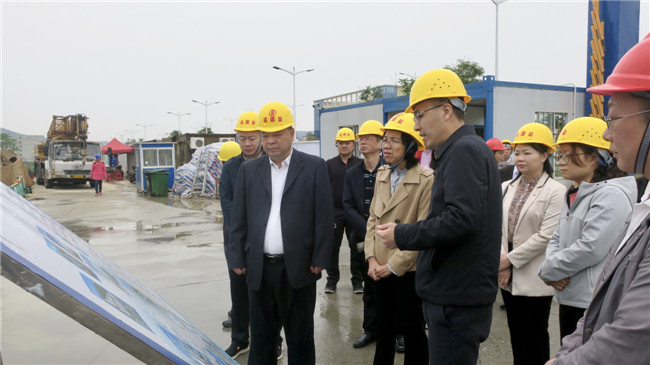 调研组在东部商务中心（始兴商会）项目现场听取相关负责人汇报.jpg