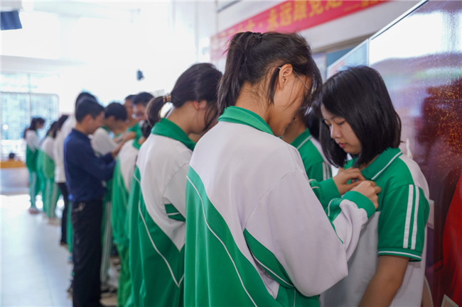团干代表和学生团员为新团员佩戴团徽.jpg