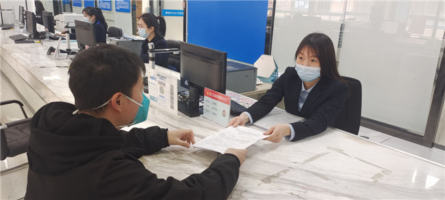 2023年3月1日浈江区政务服务大厅综合窗口正在为来访企业提供企业一网通办一窗通取服务2.jpg