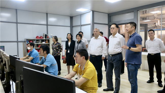 调研组一行深入韶关市江霖板业有限公司监控车间，了解生产流程和安全管理工作落实情况.jpg