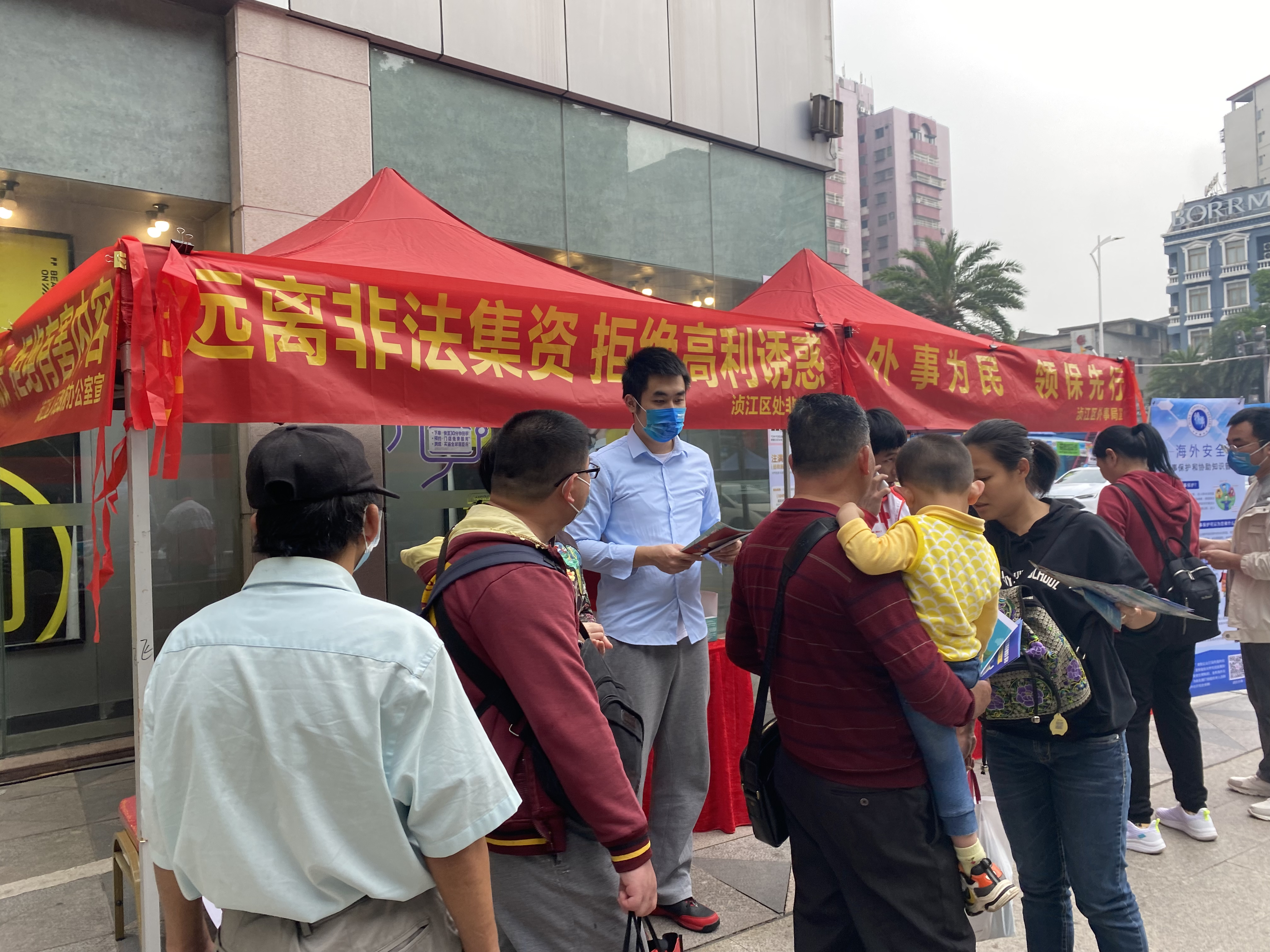 向群众发放处非宣传折页与赠品.png