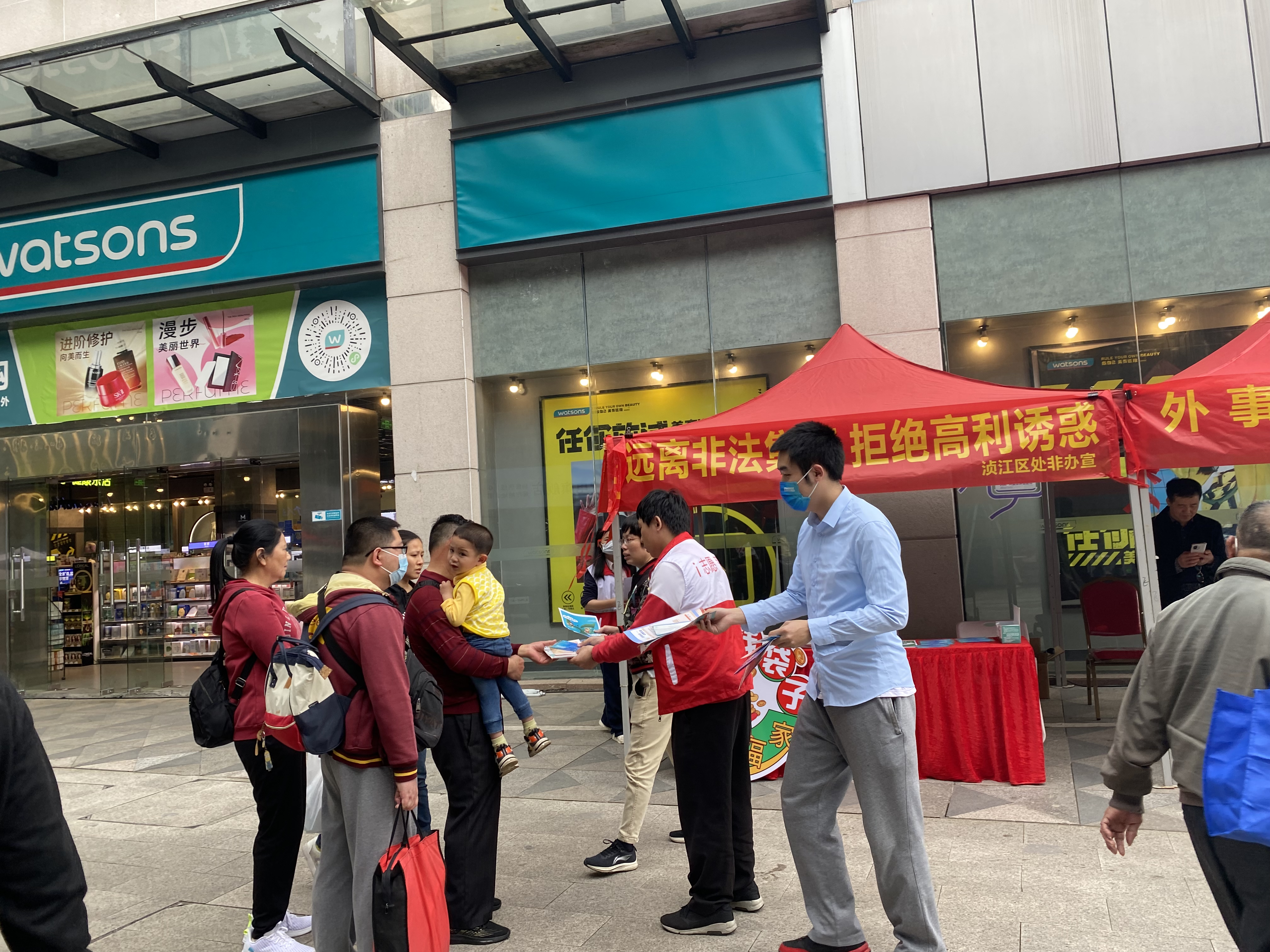 向群众发放处非宣传折页与赠品2.png