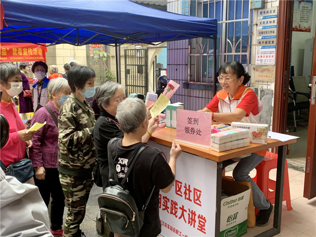 居民们排队领取奖品.jpg
