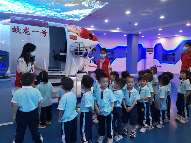 幼儿们在科普志愿者带领下体验“蛟龙号”科普设备.jpg
