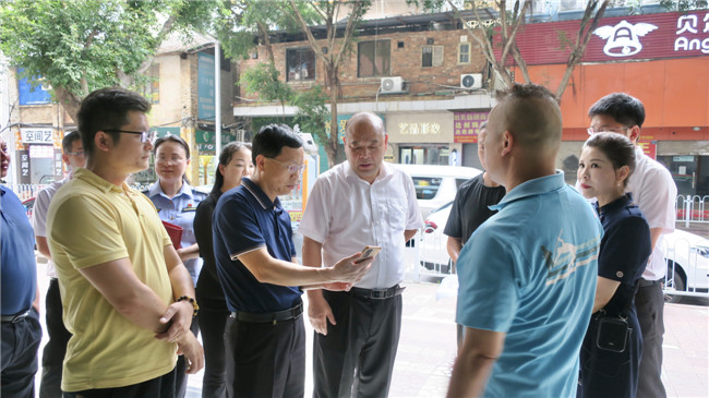 陈来安一行在联谊大厦智慧停车场建设现场，察看建设效果图.jpg