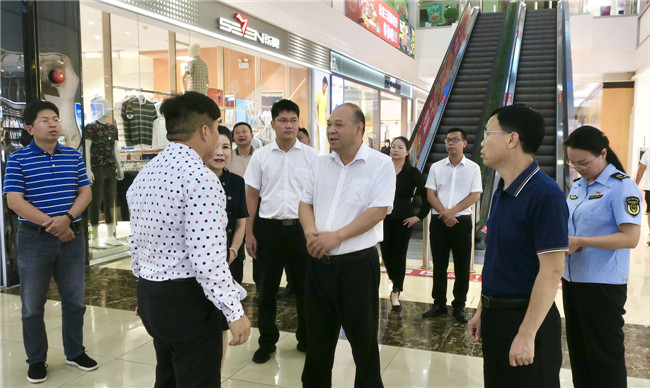 陈来安一行在风度名城了解华美达酒店建设改造情况.jpg