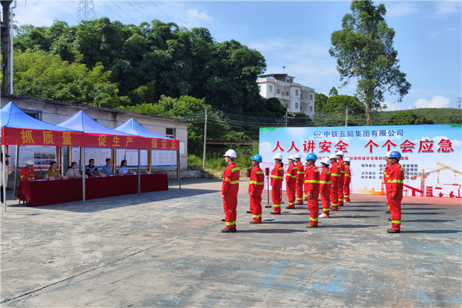 开展起重机械突发事故应急演练.jpg