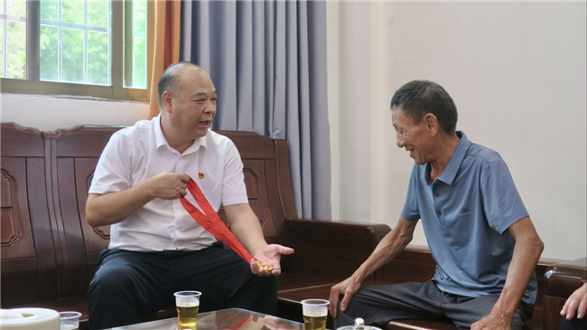 1陈来安为老党员欧善锦颁发“光荣在党50年”纪念章.jpg