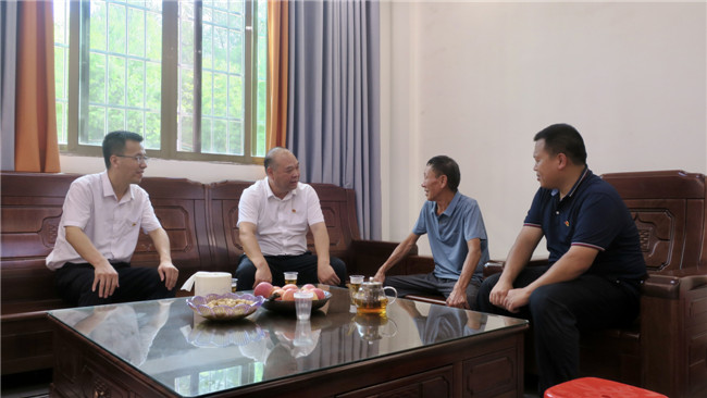 2陈来安与老党员欧善锦亲切交谈.jpg