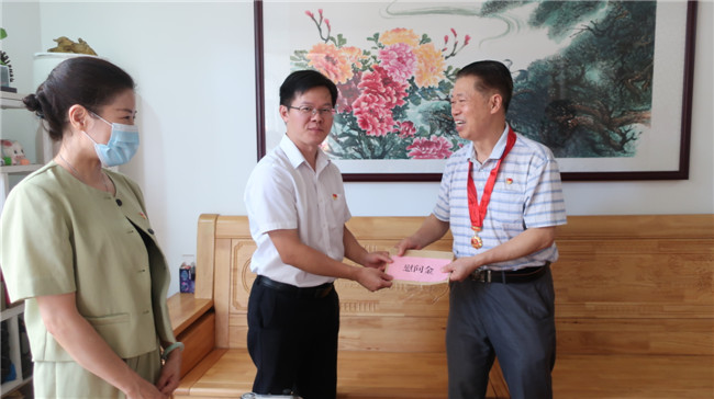 3鲁锦锋为老党员洪振超送上慰问金及佩戴“光荣在党50年”纪念章.JPG