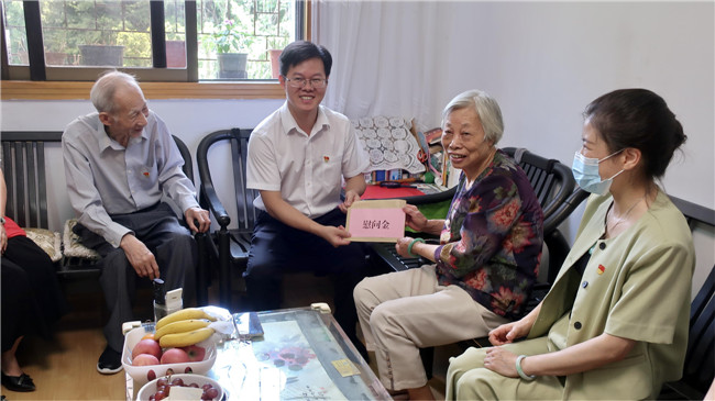 4鲁锦锋为老党员黄秀勤送上慰问金.jpg
