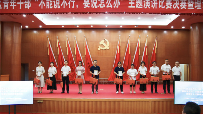 区领导宋宇林与演讲比赛和理论大比拼二等奖获奖选手合影留念.jpg