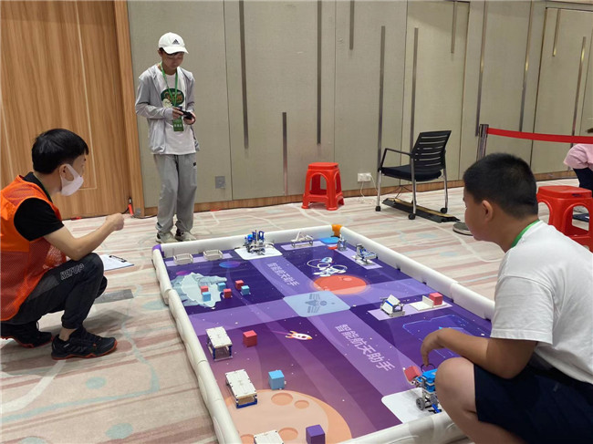 浈江区碧桂园外国语学校的陆奕孝和丘俊霖在赛场上专注地操控机器.jpg