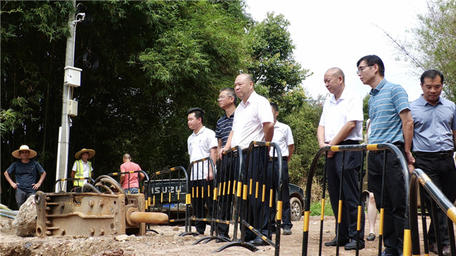 督导组一行实地察看旧桥梁改造项目建设进度.jpg